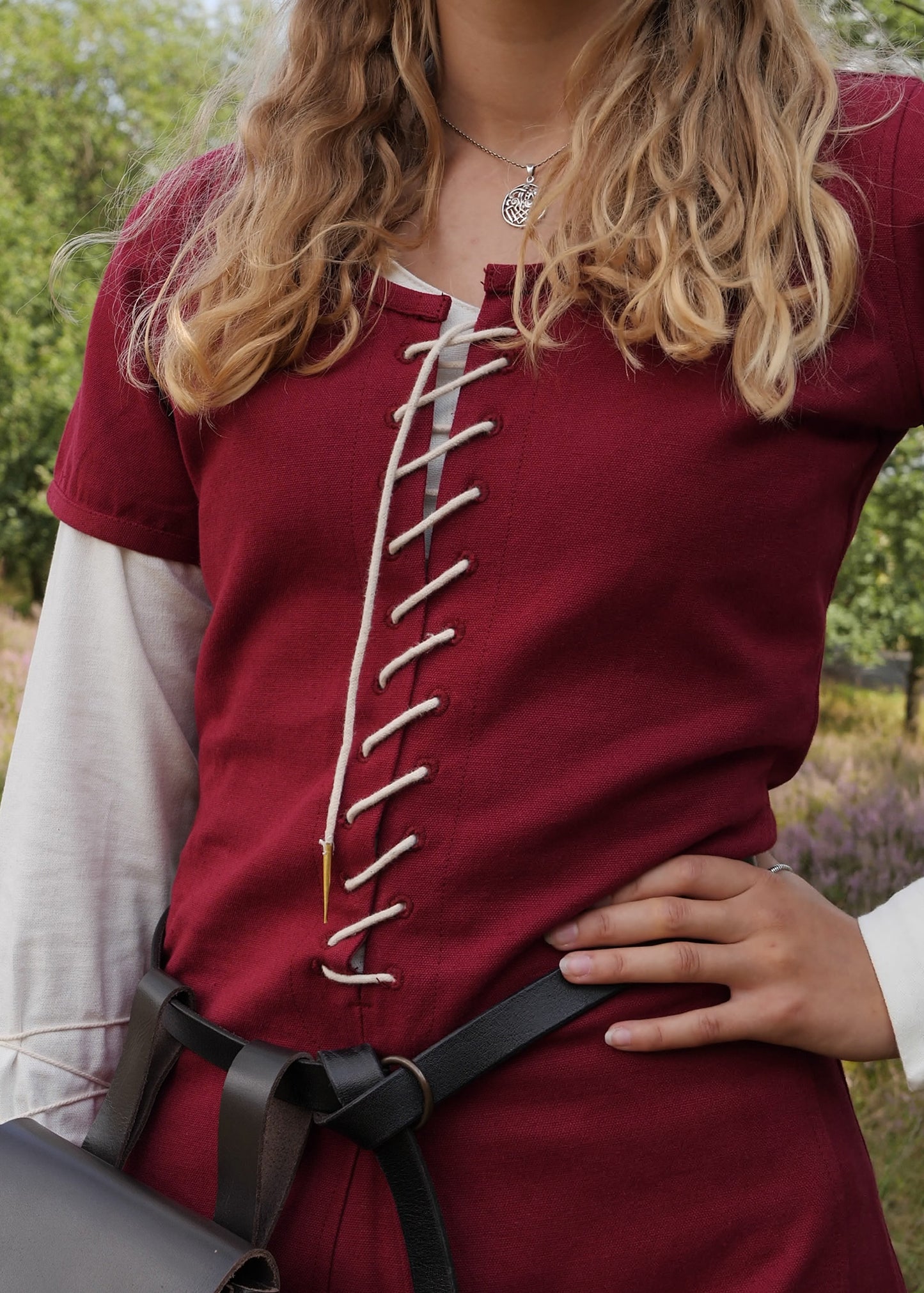 Kurzärmelige Cotehardie, Mittelalterkleid, weinrot