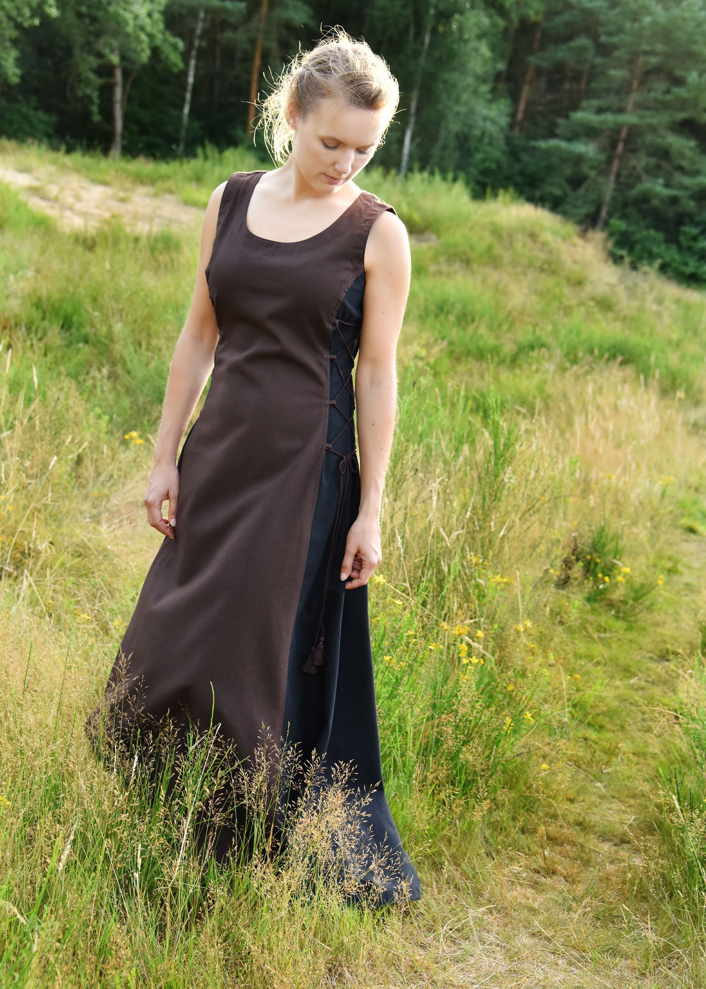 Mittelalterliches ärmelloses Überkleid, Trägerkleid, braun/schwarz
