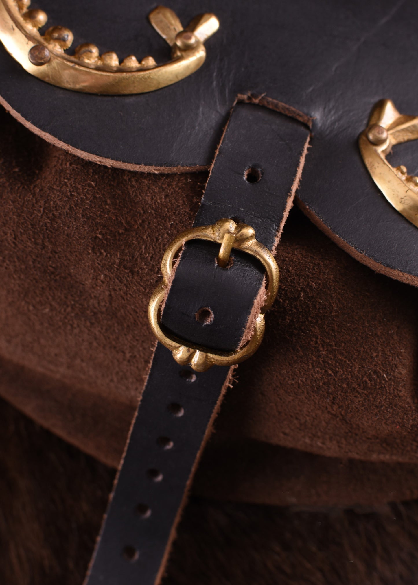 Mittelalterliche Gürteltasche aus Leder, rot oder braun
