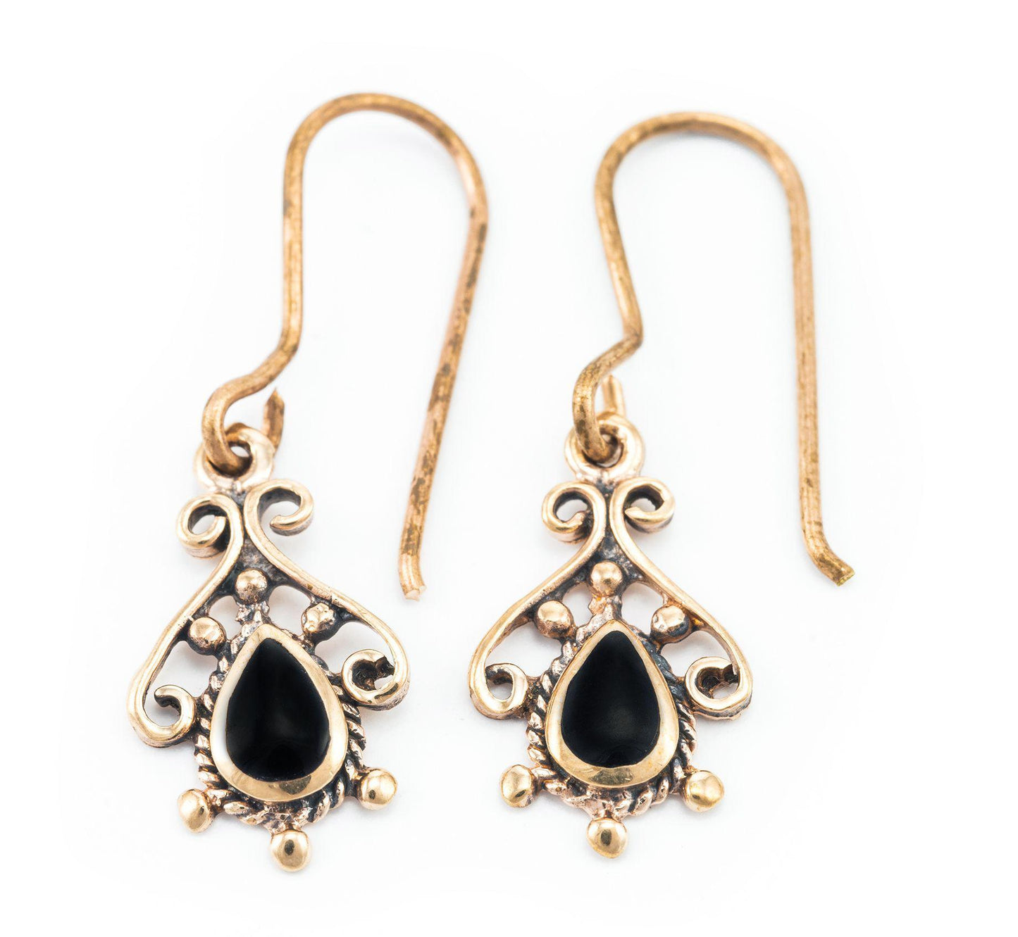 Kleine Ohrringe mit zarten, mittelalterlichen Ornamenten und schwarzem Onyx