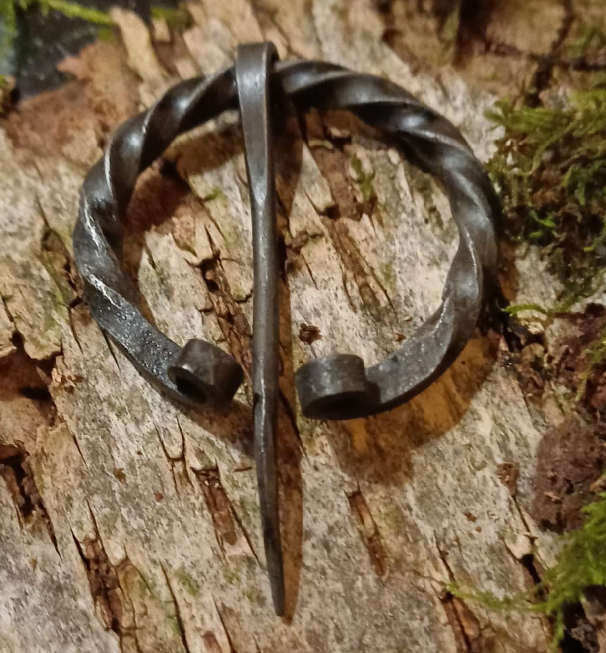 Tordierte keltische Hufeisenfibel – Talisman der alten Welt mit mattschwarzer Oberfläche