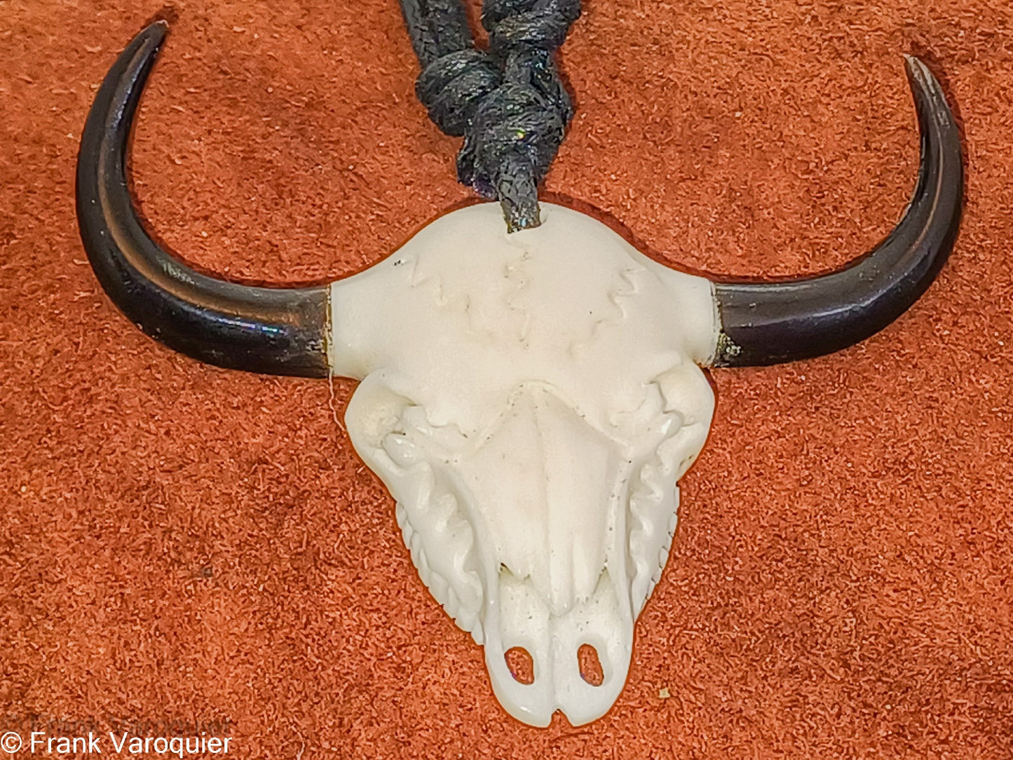Büffelschädel aus Horn und Knochen Anhänger