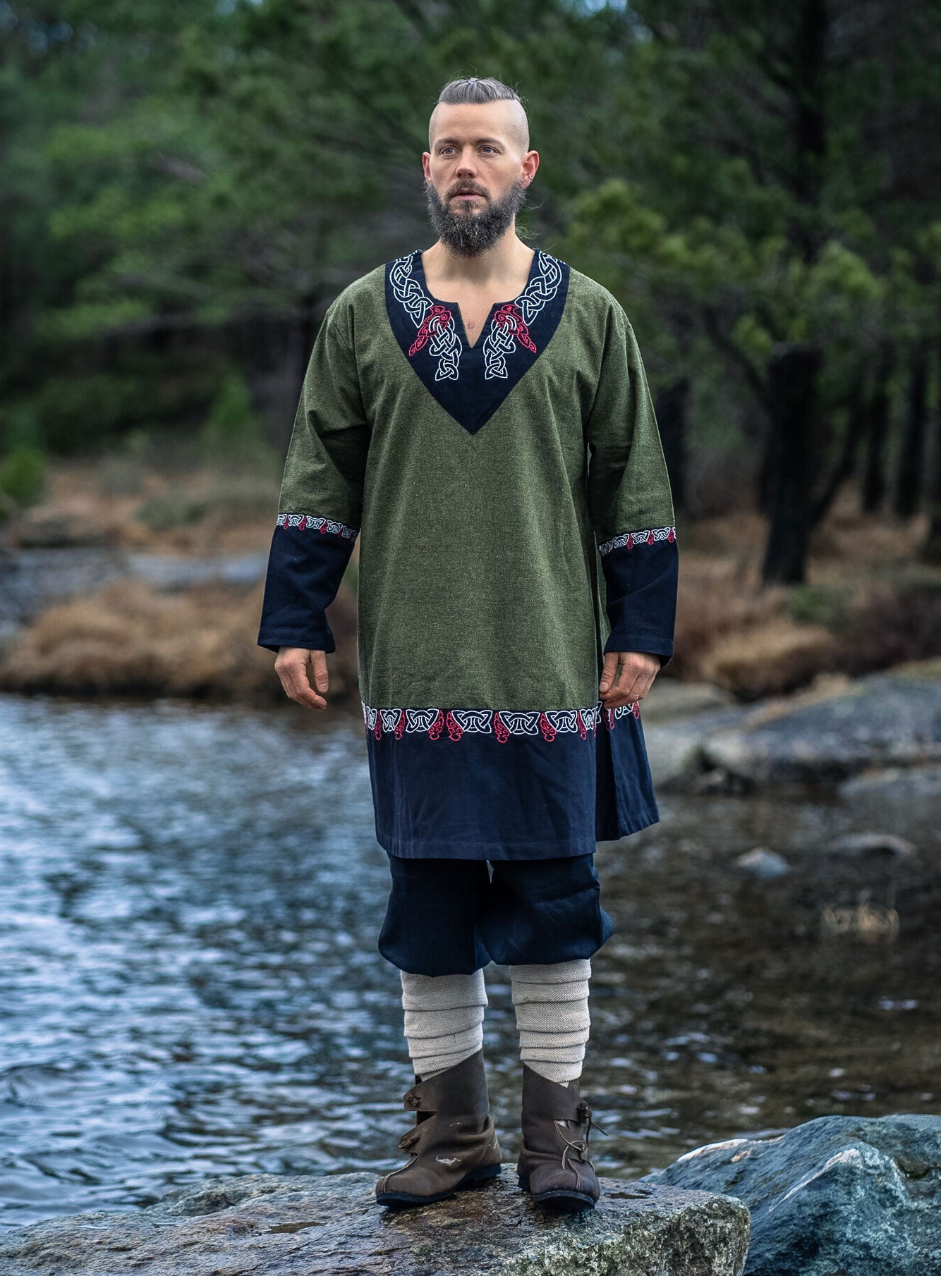 Wikinger Tunika mit aufwändiger Stickerei – Tradition trifft Stil
