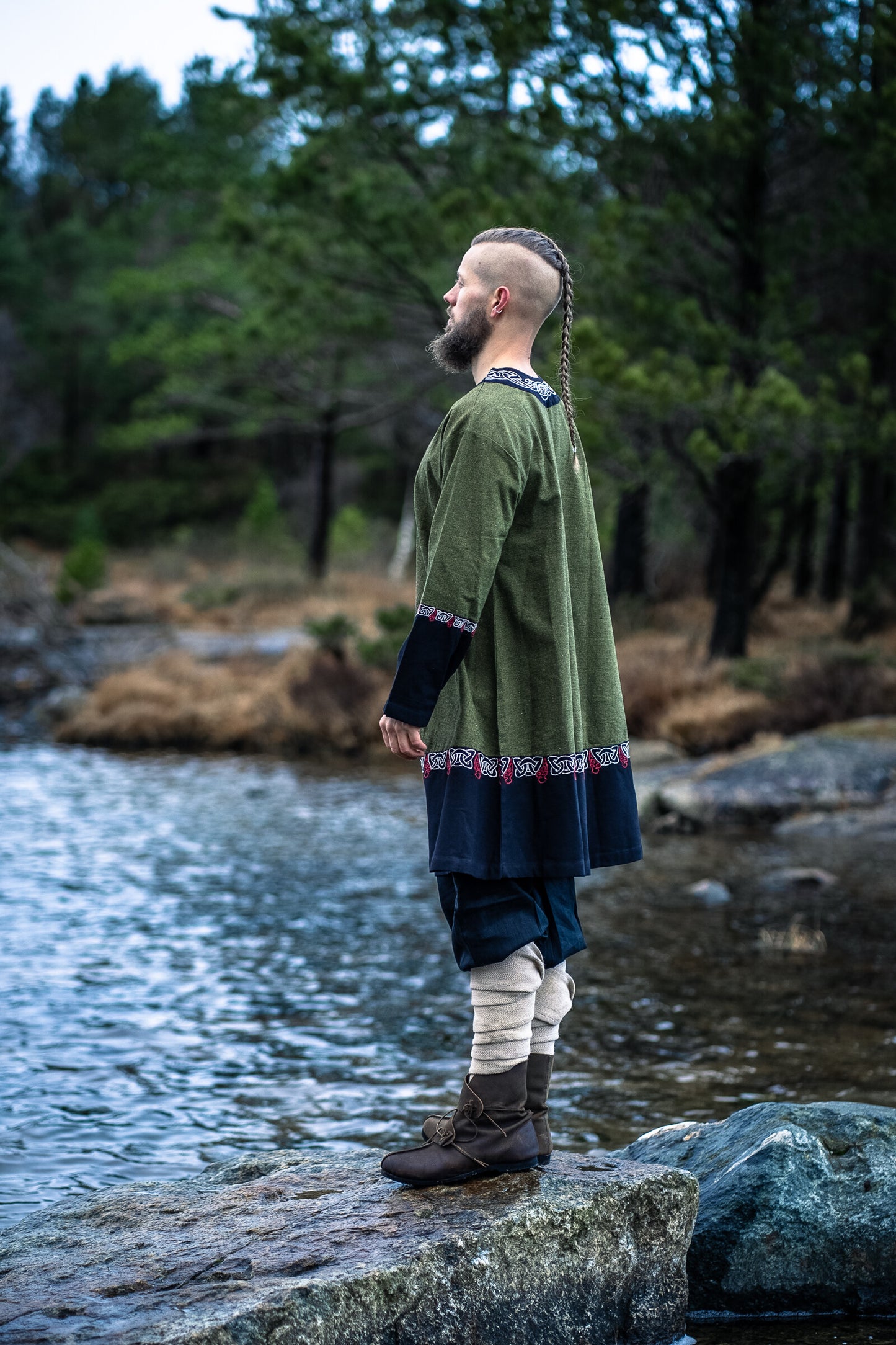 Wikinger Tunika mit aufwändiger Stickerei – Tradition trifft Stil