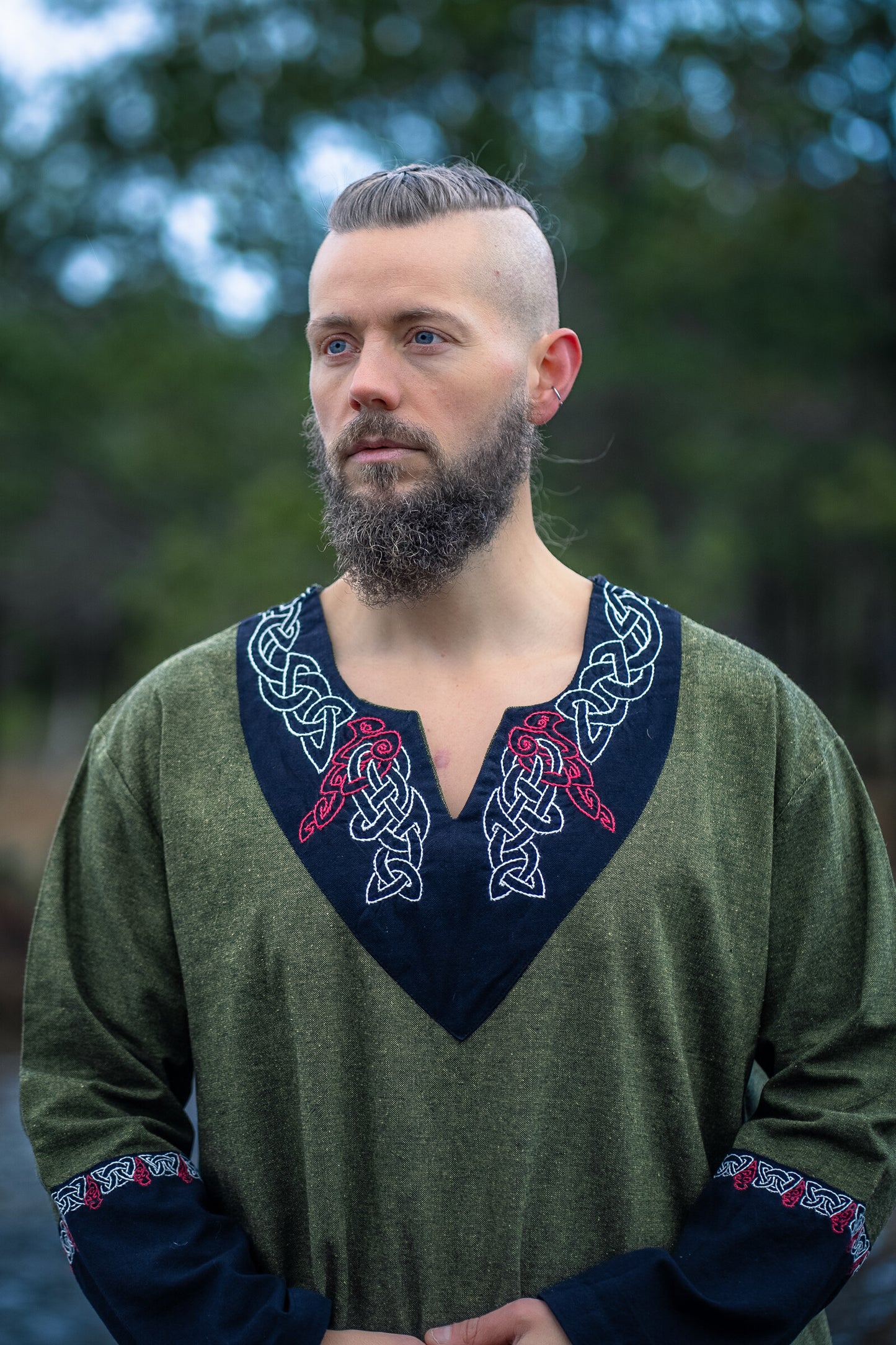 Wikinger Tunika mit aufwändiger Stickerei – Tradition trifft Stil