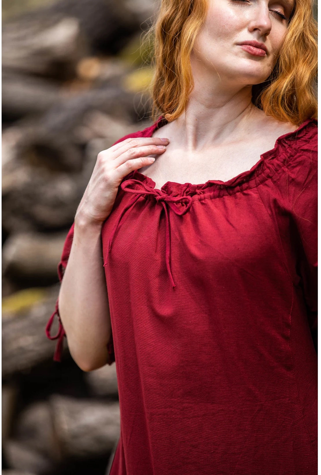 Mittelalterliches bodenlanges Kurzarmkleid in Rot