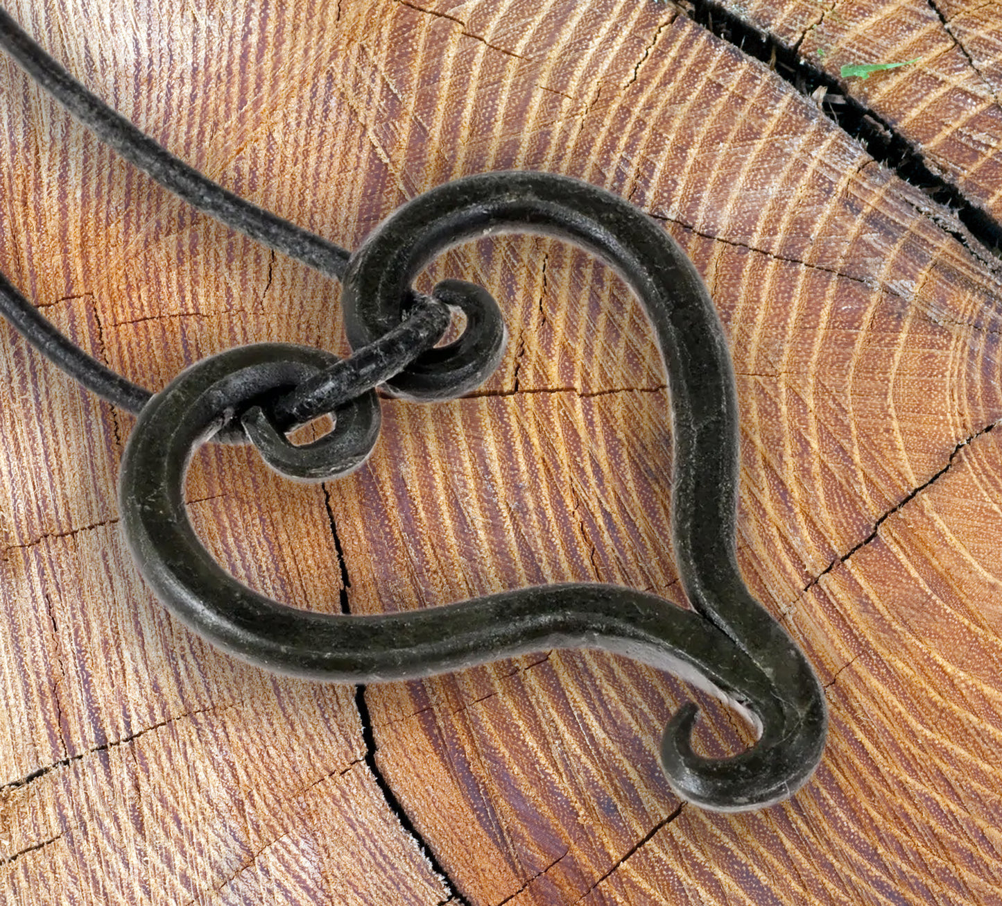 Handgeschmiedeter Herzanhänger – Symbol der Liebe, geformt im Feuer der Leidenschaft