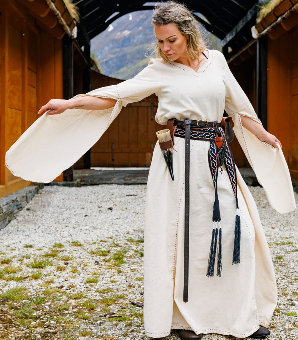 Mittelalter Kleid mit weiten Ärmeln Natur