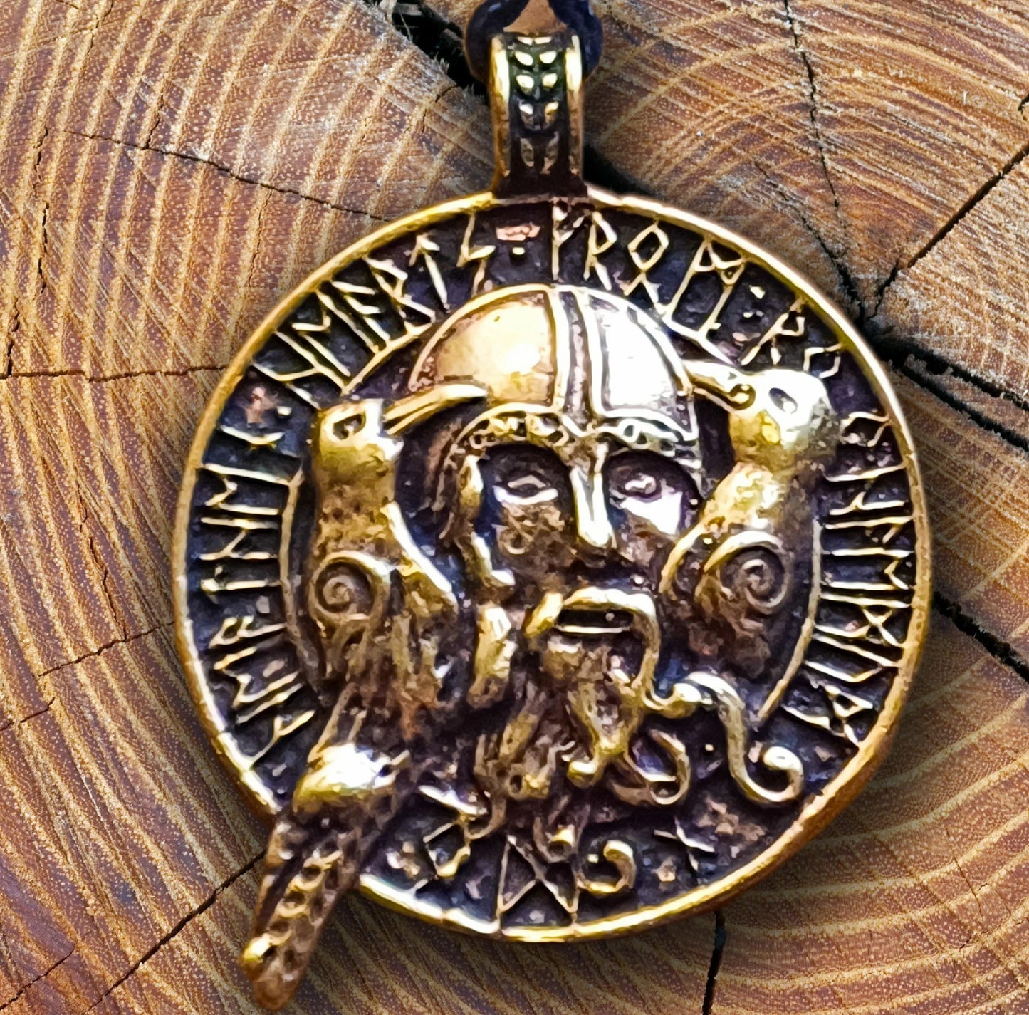 Odin im Runenkranz , aufwändig verzierte Rückseite, Bronze Anhänger