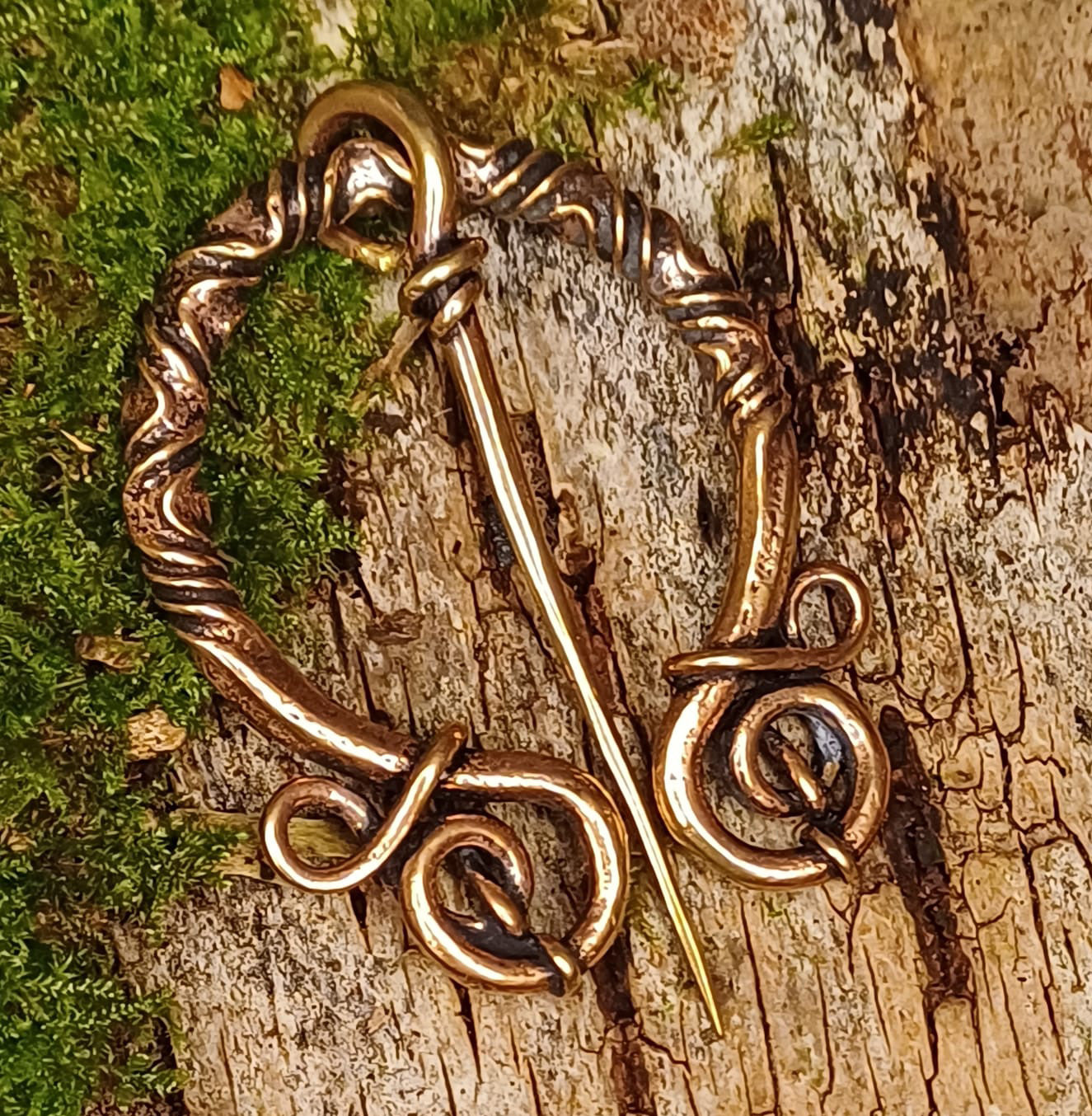 Handgeschmiedete Bronze-Ring-Fibel – Zeitloses Symbol keltischer Eleganz und Magie