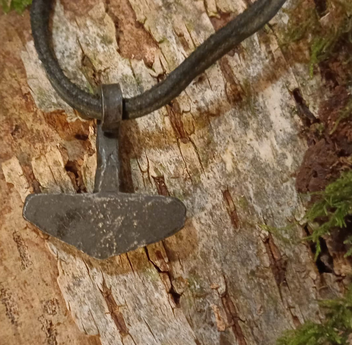 Handgeschmiedeter Thor’s Hammer-Anhänger aus Schmiedeeisen – Symbol der Stärke und des Schutzes