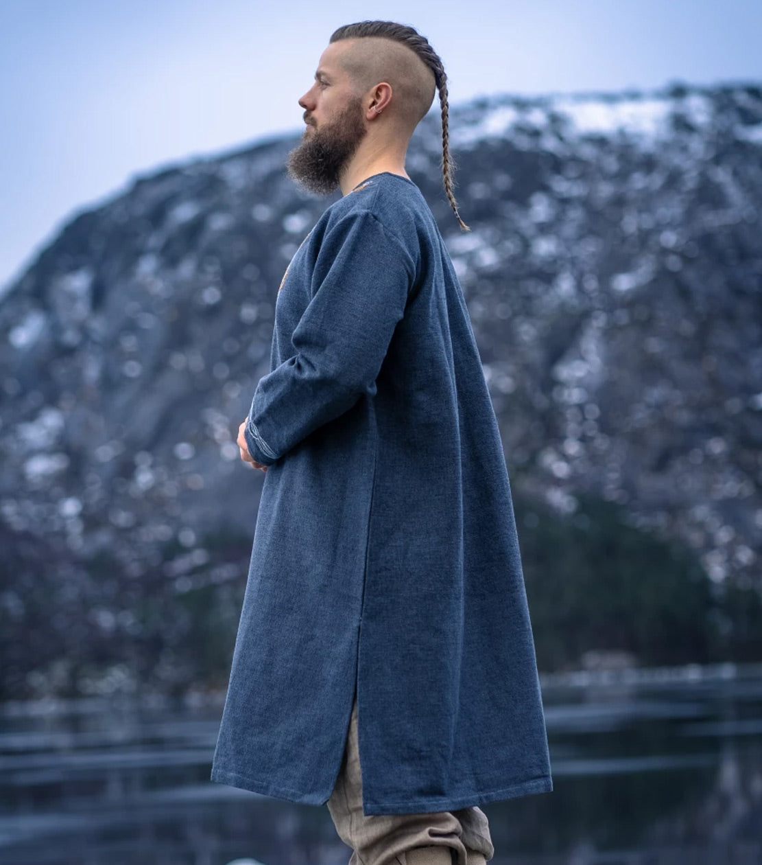 Wikinger Tunika mit Urnes-Stil Handstickerei Graublau