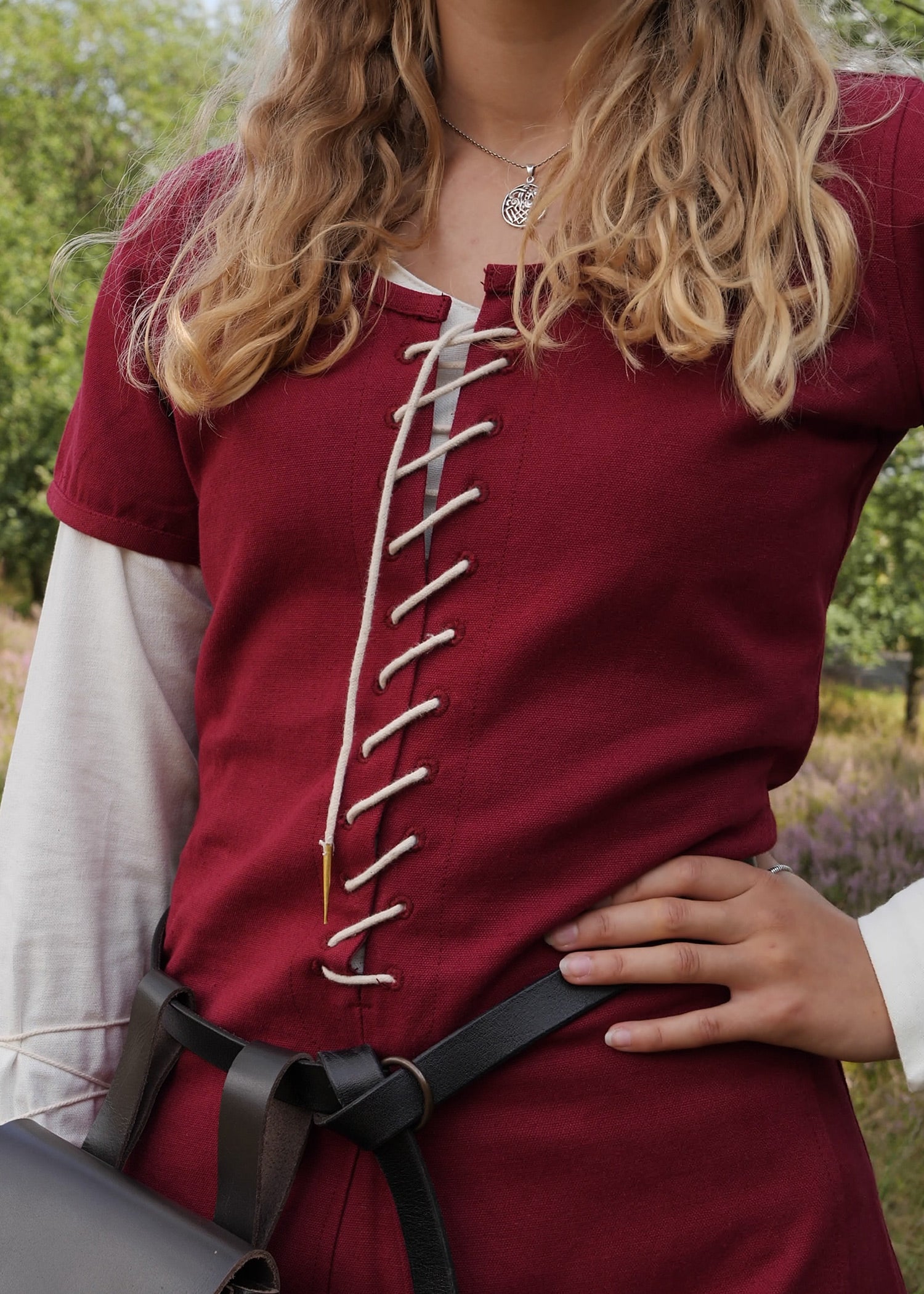 Kurzärmelige Cotehardie, Mittelalterkleid, weinrot