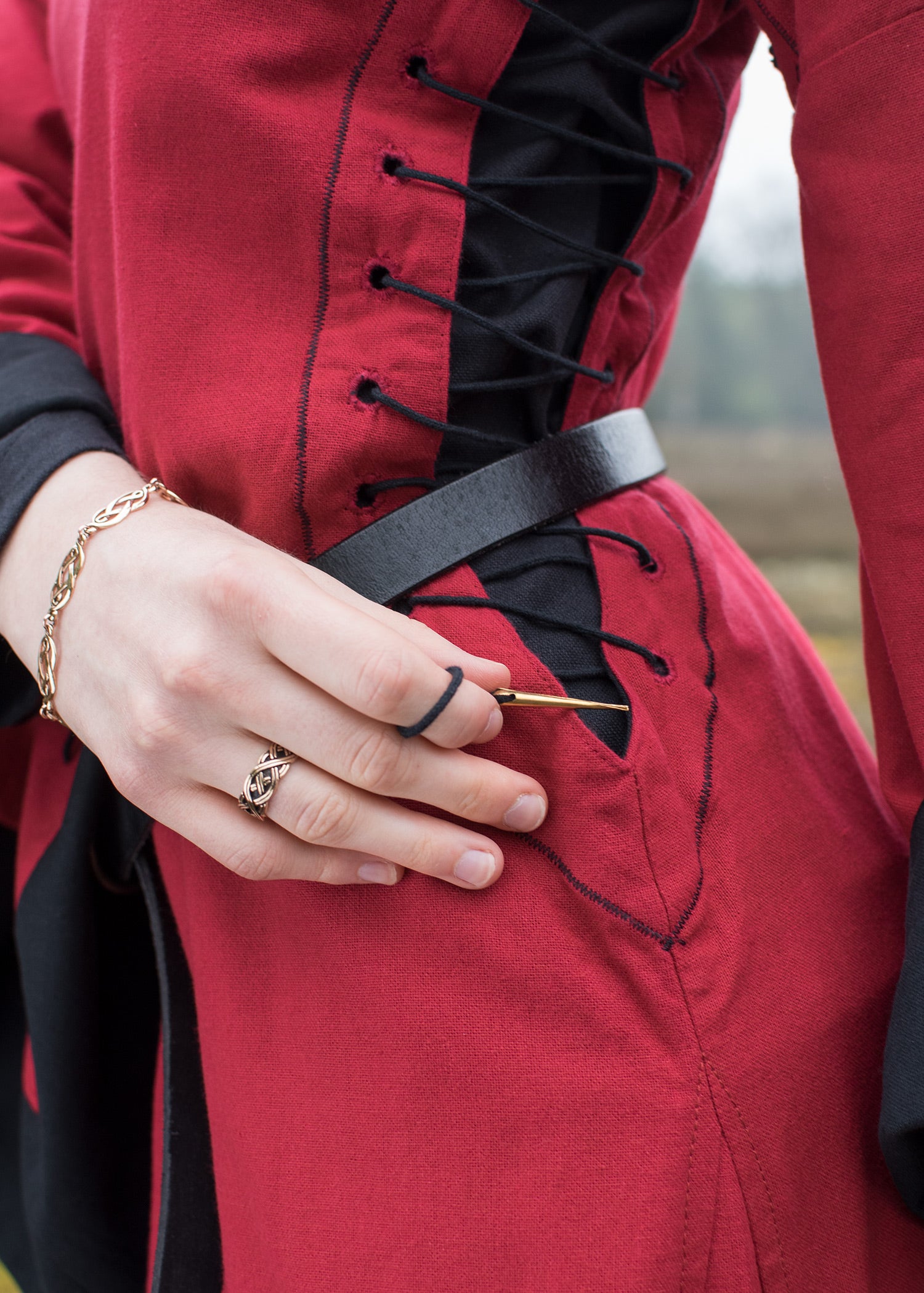 Mittelalterkleid mit Höllenfenstern rot/schwarz
