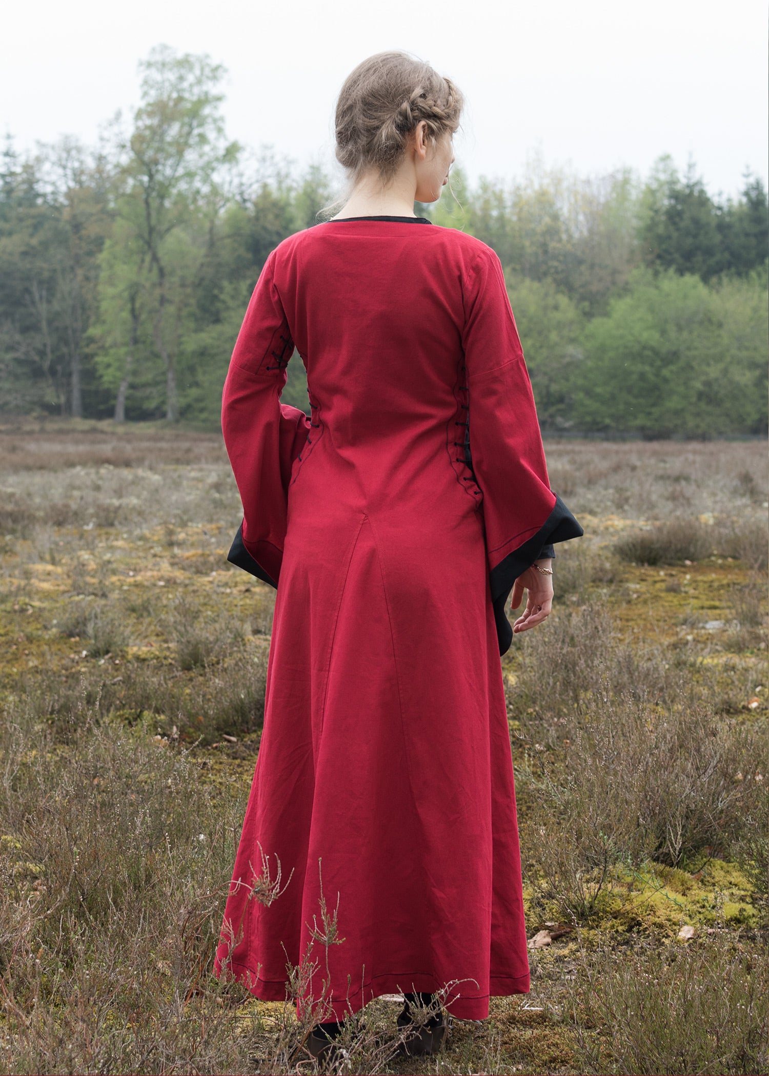 Mittelalterkleid mit Höllenfenstern rot/schwarz