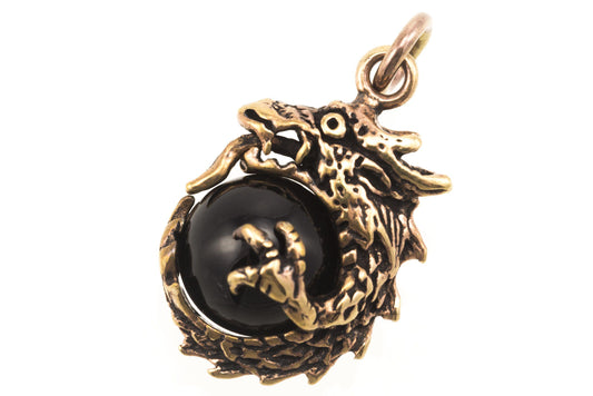Kleiner Drache aus Bronze mit schwarzer Kugel