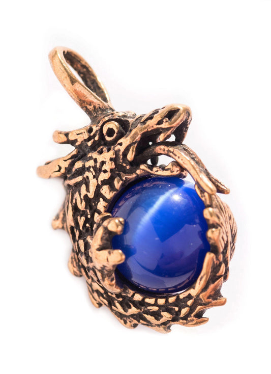 Kleiner Drache aus Bronze mit blauer Kugel