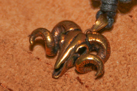 Kleiner Widderkopf Bronzeanhänger