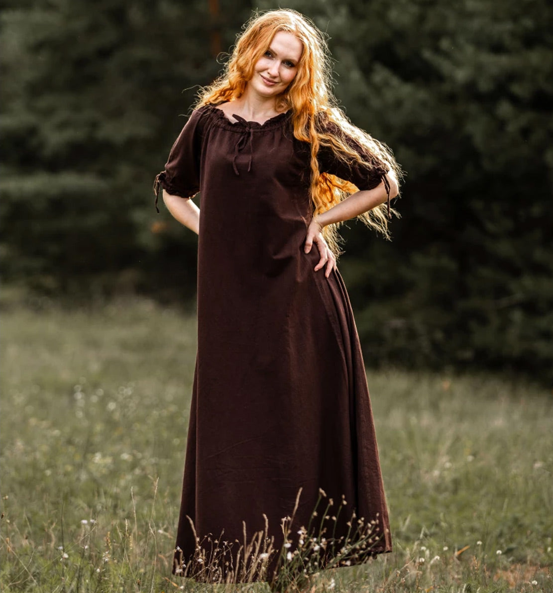 Mittelalterliches Bodenlanges Kurzarmkleid Braun