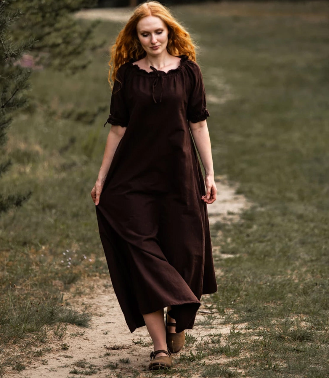 Mittelalterliches Bodenlanges Kurzarmkleid Braun