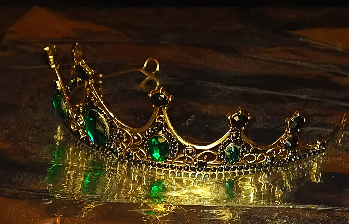 Diadem aus Bronze mit grünem Strass (Ø 15cm, 5cm hoch)