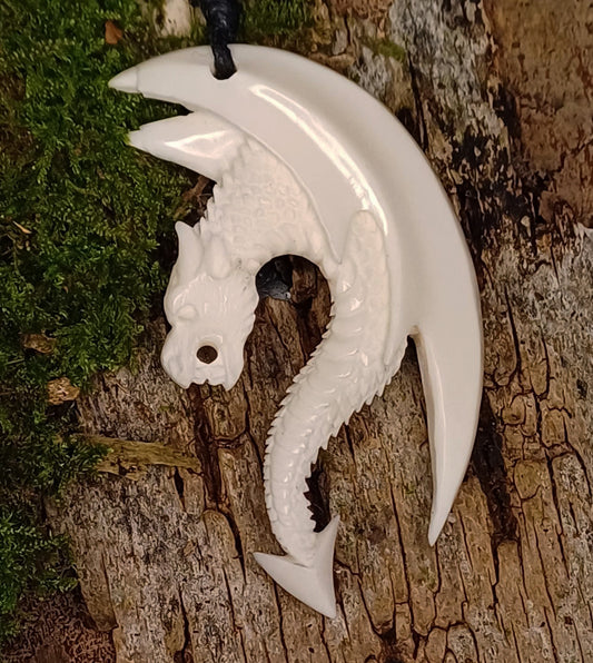 Drachen-Amulett aus Wasserbüffelknochen – Handgefertigter Glücksbringer voller Magie