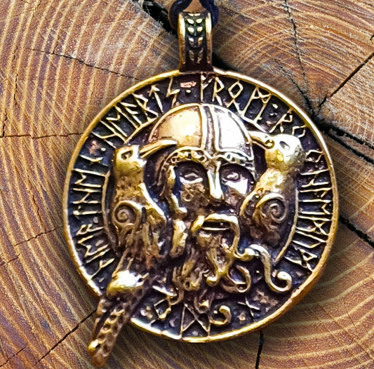 Odin im Runenkranz , aufwändig verzierte Rückseite, Bronze Anhänger