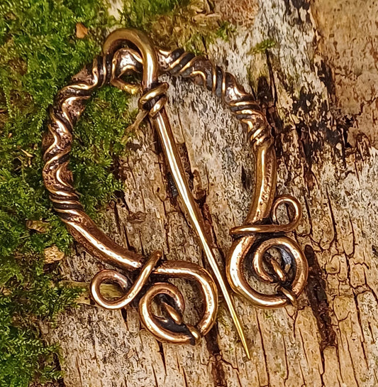 Handgeschmiedete Bronze-Ring-Fibel – Zeitloses Symbol keltischer Eleganz und Magie