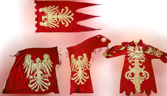 Mittelalterliches Set roter Ritter mit Pferdeumhang, Waffenrock und Standarte