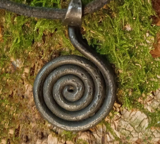Solsnurra-Amulett – Nordisches Sonnensymbol für Schutz und Lebensenergie