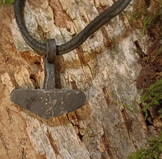 Handgeschmiedeter Thor&#8217;s Hammer-Anhänger aus Schmiedeeisen – Symbol der Stärke und des Schutzes