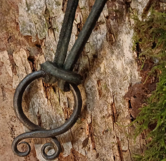 Handgeschmiedetes Trollkreuz-Amulett – Schutzsymbol aus Eisen
