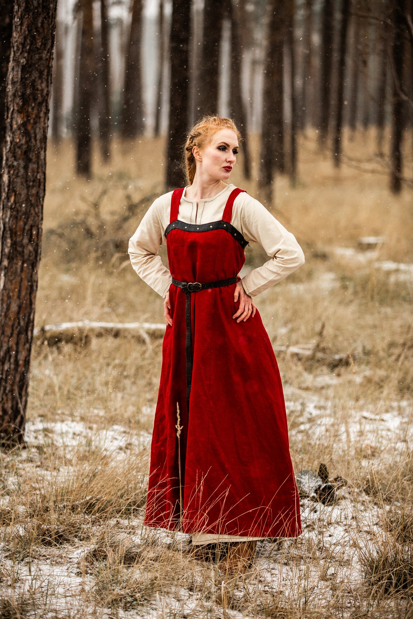 Wikinger Leinen-Überkleid – Rot | Lederapplikationen & Rückenschnürung