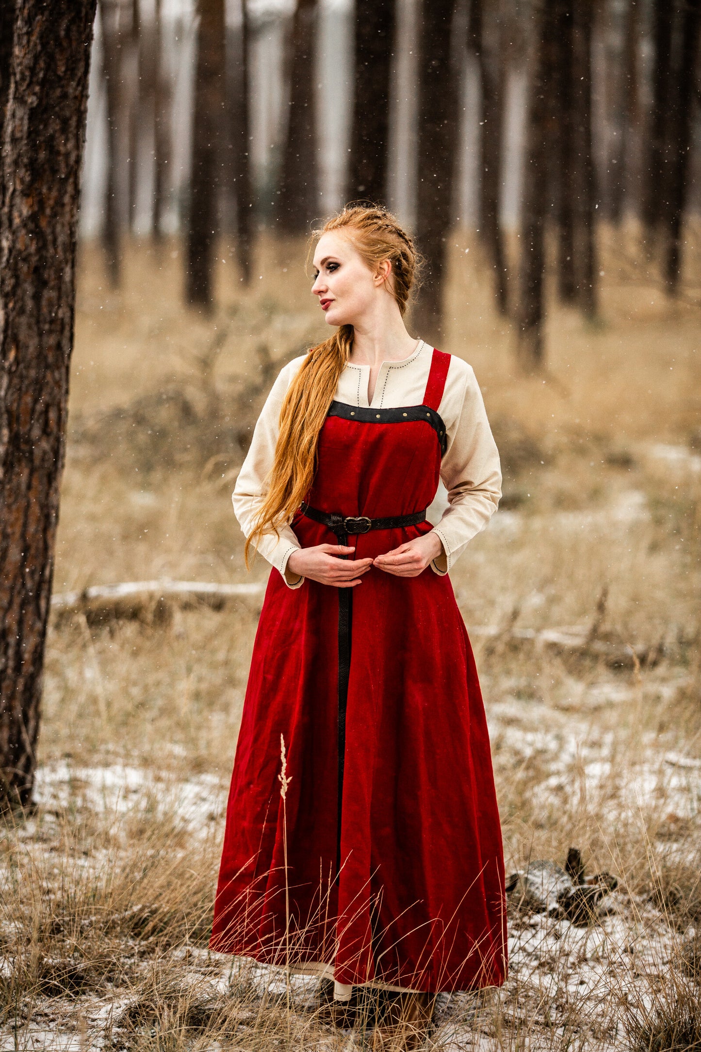 Wikinger Leinen-Überkleid – Rot | Lederapplikationen & Rückenschnürung