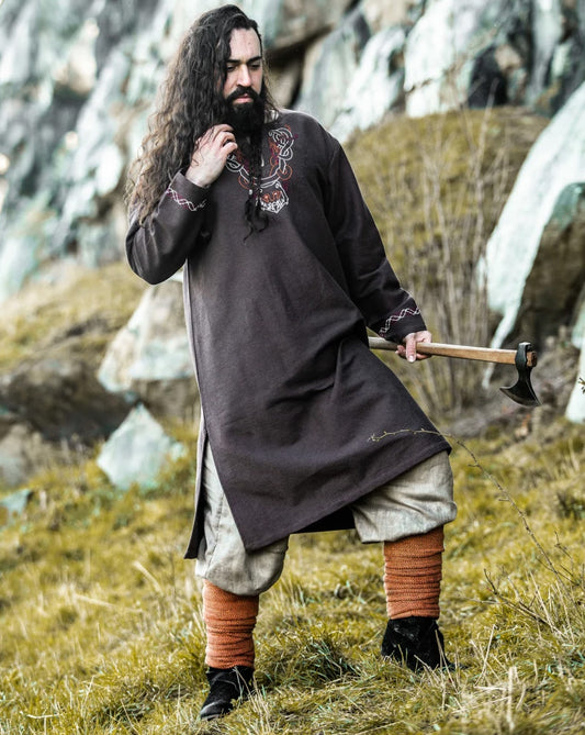 Wikingertunika mit Handstickerei braun